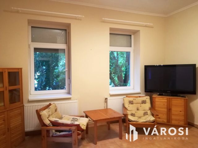 Családi ház + 3 lakás kiváló környéken eladó!