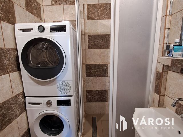 Egyetemközeli 2 erkélyes panel lakás eladó