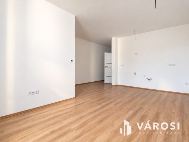 Világos 3 szobás lakás Rákoscsabán autóbeállóval