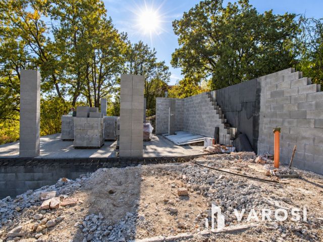 Solymár legszebb panorámája, megkezdett családiház építéssel