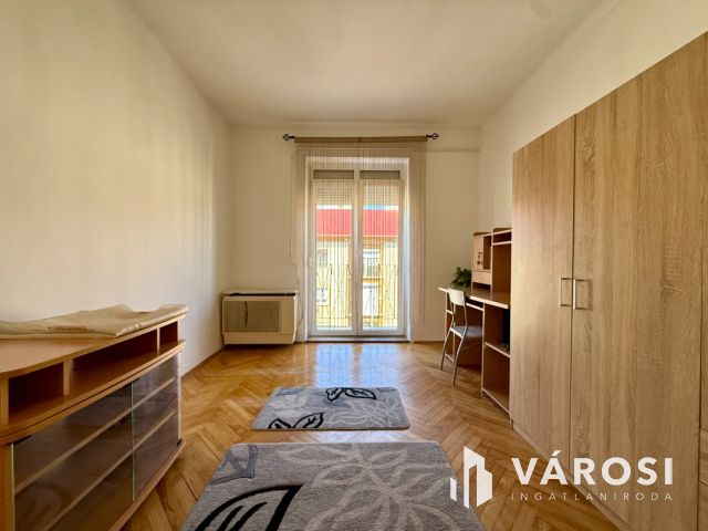 Vásártéren 2 szobás, berendezett lakás kiadó!