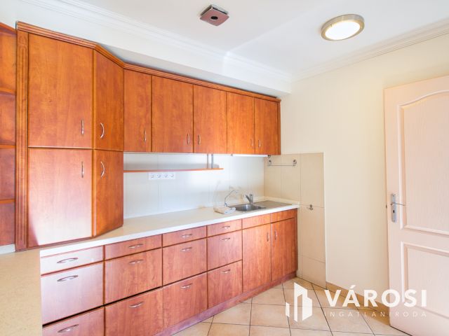 680 m2-es ipari csarnok, 340 m2-es irodával kiadó